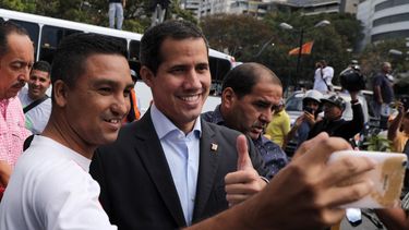 Juan Guaidó, presidente encargado de Venezuela, posa para una selfi con uno de sus simpatizantes.