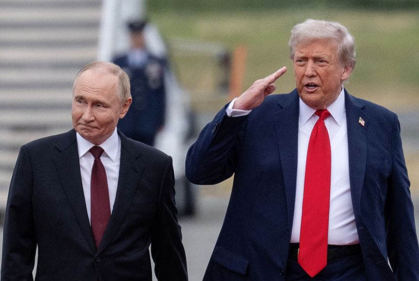 El presidente Donald Trump saluda al presidente ruso, Vladímir Putin, en la pista después de que llegaron a la Base Conjunta Elmendorf-Richardson en Anchorage, Alaska, el 15 de agosto de 2025.