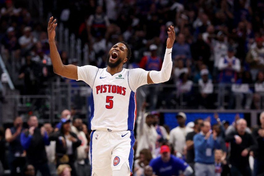 Malik Beasley #5 de los Detroit Pistons reacciona en el cuarto partido de la primera ronda de los playoffs de la NBA de la Conferencia Este contra los New York Knicks en el Little Caesars Arena el 27 de abril de 2025 en Detroit, Michigan. 