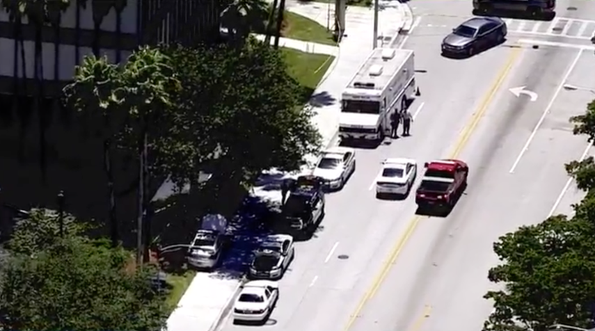 Las autoridades investigan un paquete sospechoso en el exterior del centro médico.&nbsp;