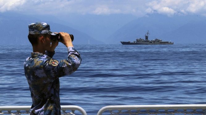 En esta imagen, distribuida por la agencia noticiosa china Xinhua, un soldado del ejército chino mira a través de unos prismáticos durante unas maniobras militares.