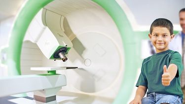 Se trata de la aplicación de radiación localizada sobre un tumor, para destruir las células cancerosas sin afectar el tejido sano. (Archivo)