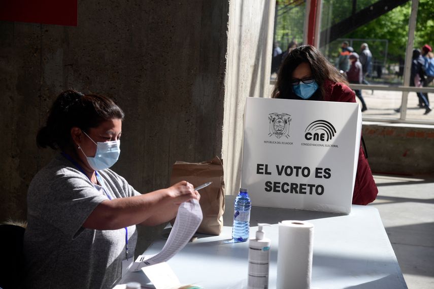 Arranca balotaje para elegir presidente en Ecuador