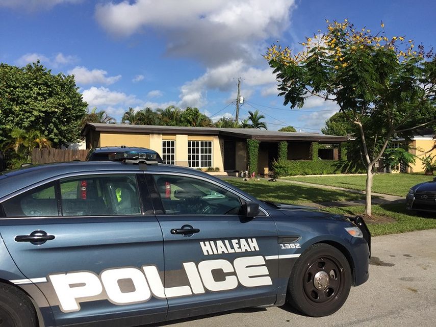 Oficiales del Departamento de Policía de Hialeah resguardaron el lugar donde ocurrió el incidente de manera preventiva. (JOSÉ PERNALETE)