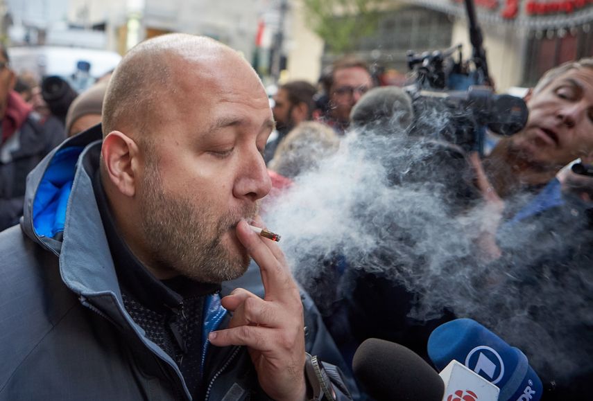 Un hombre fuma el cannabis que acaba de comprar en una tienda en Montreal (Canadá), hoy, 17 de octubre de 2018.