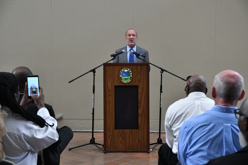 Ron Book, presidente del Homeless Trust de Miami-Dade, cuando se dirigía a los asistentes durante la ceremonia en homenaje a los indigentes fallecidos durante 2018.