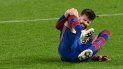 El defensa español del Barcelona, Gerard Piqué, se toca la rodilla durante la semifinal de la Copa del Rey de España en la segunda etapa del partido de fútbol entre el FC Barcelona y el Sevilla FC en el estadio Camp Nou de Barcelona el 3 de marzo de 2021. El defensa español del Barcelona, Gerard Piqué, se toca la rodilla durante la semifinal de la Copa del Rey de España en la segunda etapa del partido de fútbol entre el FC Barcelona y el Sevilla FC en el estadio Camp Nou de Barcelona el 3 de marzo de 2021.