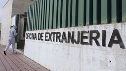 Vista de una oficina de Extranjería este martes en Valladolid. El Consejo de Ministros tiene previsto iniciar hoy la tramitación de un real decreto que permitirá la regularización extraordinaria de aproximadamente medio millón de migrantes, concediendo papeles a quien pueda acreditar al menos cinco meses de residencia en España.