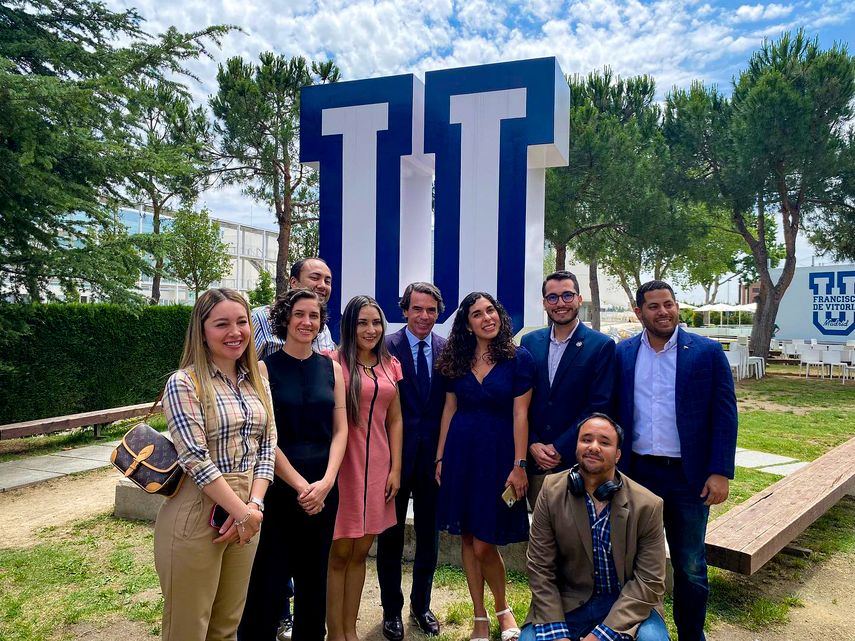 El expresidente del Gobierno español José María Aznar, junto a estudiantes en la Universidad Francisco de Vitoria.