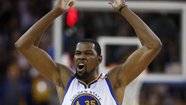 Por las reglas de la NBA, Durant podía aspirar a renovar su contrato por 34 millones por temporada.
