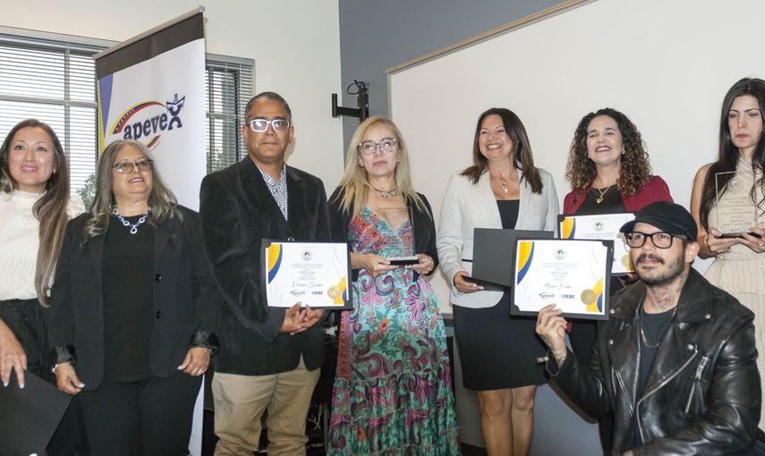 Sonia Osorio con los ganadores de la II Edición del Premio de Periodismo Sofía Imber.