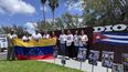 Venezolanos piden la libertad de los presos políticos de su país en un mitin en la Ermita de la Caridad en Miami