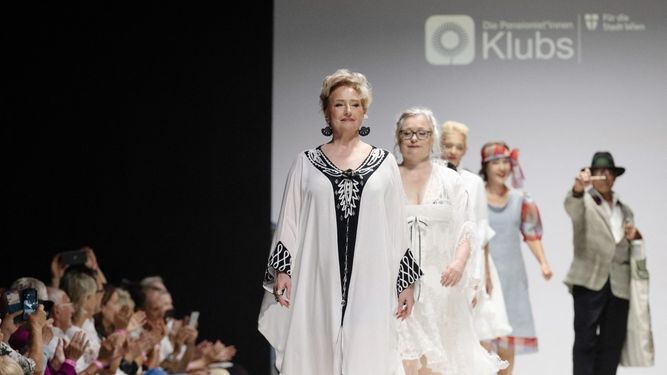 Miembros de un grupo de jubilados presentan su propia línea de ropa reciclada en la Semana de la Moda de Viena en el Museum Quartier de Viena, Austria, el 10 de septiembre de 2023.&nbsp;