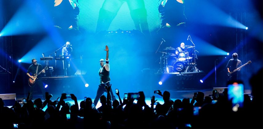 La agrupación Zapato3 se presenta en el Teatro Teresa Carreño (Caracas). La presentación está disponible en un disco.