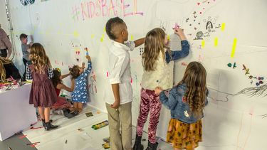 Varios niños pintan en una pared durante la inauguración de la exposición Wonder en el edificio Paramount Downtown Miami Worldcenter, en Miami. 
