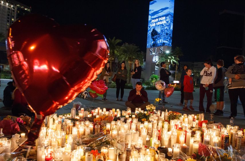 Personas se detienen ante un altar improvisado en memoria a las víctimas del tiroteo ocurrido durante un concierto en Las&nbsp;Vegas, Estados Unidos.&nbsp;