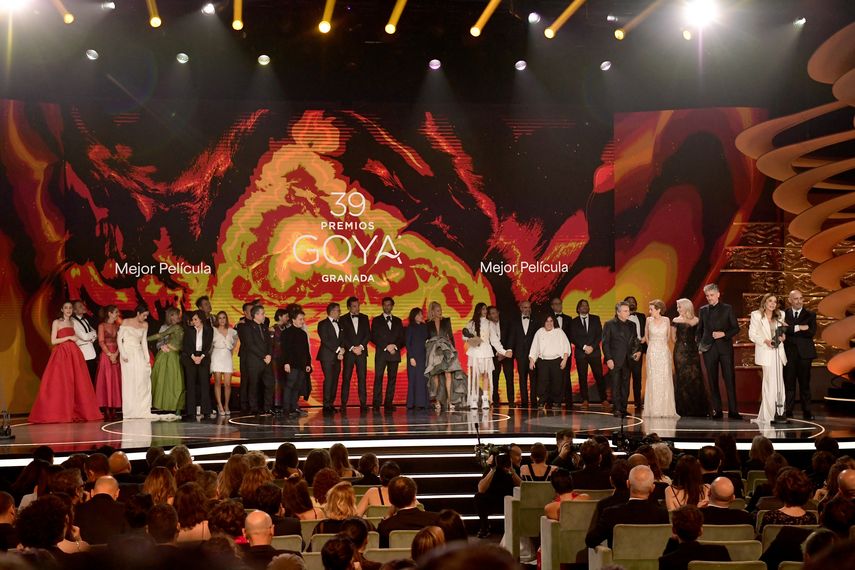 Los equipos de La infiltrada y El 47, ganadores ex aequo del premio a la Mejor Película, celebran en el escenario durante la 39ª entrega de los Premios Goya en el Palacio de Exposiciones y Congresos de Granada, el 8 de febrero de 2025.