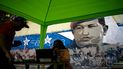 Un mural de Hugo Chávez decora una pared de la calle donde se instaló una mesa por parte del Consejo Nacional Electoral (CNE) para las firmas a favor del referendo revocatorio contra Nicolás Maduro.