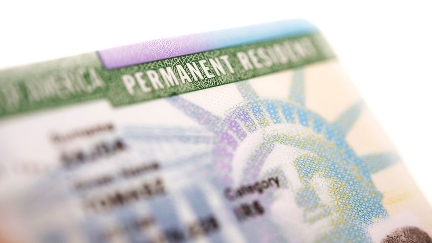 Estados Unidos concede al año alrededor de un millón de green cards o tarjetas de residencia permanente.