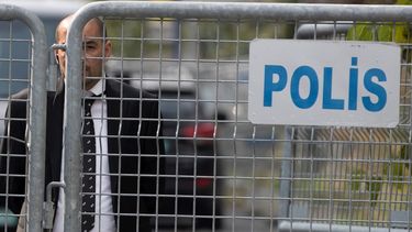 Un miembro de los servicios de seguridad permaece frente al Consulado saudí en Estambul Turquía, el 22 de octubre de 2018.&nbsp;