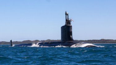 El USS Minnesota (SSN-783) de la Marina de los EEUU, un submarino de ataque rápido de la clase Virginia, navega en aguas frente a la costa de Australia Occidental el 16 de marzo de 2025