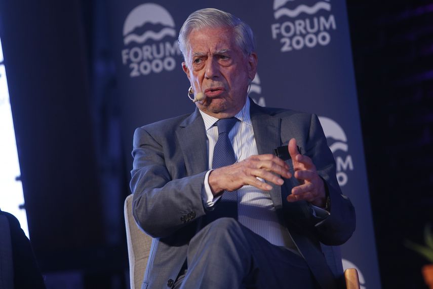El escritor Mario Vargas Llosa interviene durante el foro Solidaridad Democrática en América Latina, en Santiago de Chile.&nbsp;