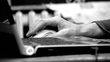 Empleado realiza teletrabajo