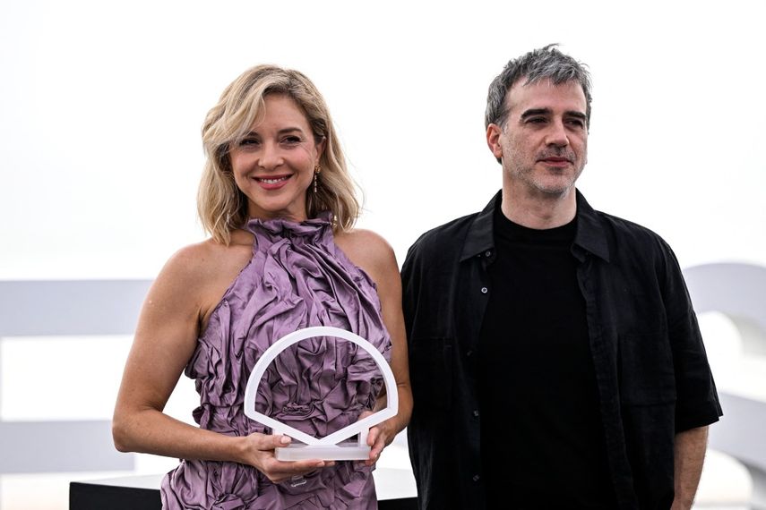 La actriz argentina Carla Peterson y el director uruguayo Daniel Hendler posan para la sesión fotográfica de presentación de la película 27 Noches durante el 73º Festival Internacional de Cine de San Sebastián, en la ciudad vasca de San Sebastián, el 19 de septiembre de 2025.&nbsp;