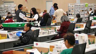 Trabajadores electorales realizan el conteo de votos en el Centro de Procesamiento de Boletas del Condado de Los Ángeles durante las elecciones primarias estatales de California, el 2 de junio de 2026.