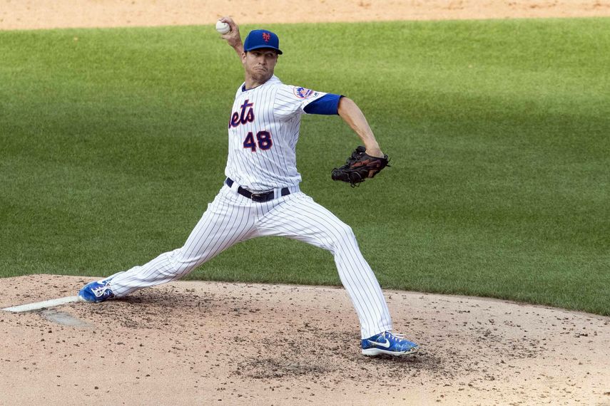 El abridor de los Mets de Nueva York, Jacob deGrom, hace un lanzamiento durante el sexto inning de un juego de béisbol contra los Marlins de Miami, el lunes 5 de agosto de 2019, en Nueva York.&nbsp;