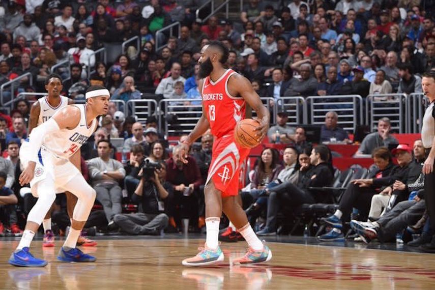 Harden dio una nueva demostración de su habilidad con el balón.
