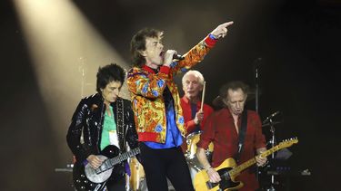 En esta foto del cinco de agosto del 2019, de izquierda a derecha, Ronnie Wood, Mick Jagger, Charlie Watts y Keith Richards, de los Rolling Stones, tocan en East Rutherford, Nueva Jersey.