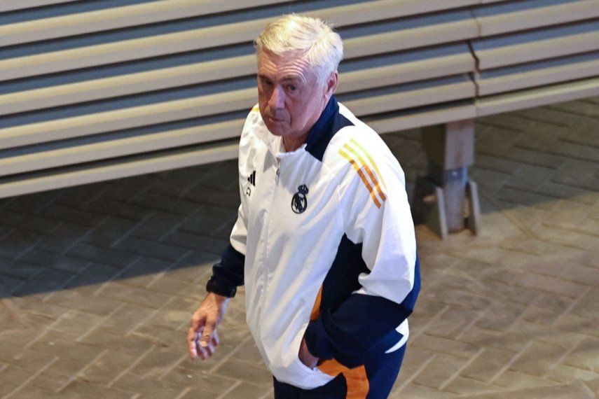 El italiano Carlo Ancelotti, director técnico del Real Madrid, llega a una sesión de entrenamiento en Yedá, el 8 de enero de 2025.