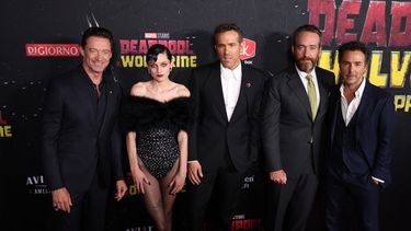 El actor australiano Hugh Jackman, la actriz británica Emma Corrin, el actor canadiense-estadounidense Ryan Reynolds, el actor británico Matthew Macfadyen y el productor canadiense Shawn Levy asisten al estreno de Deadpool & Wolverine en el Teatro David H. Koch de la ciudad de Nueva York el 22 de julio de 2024.