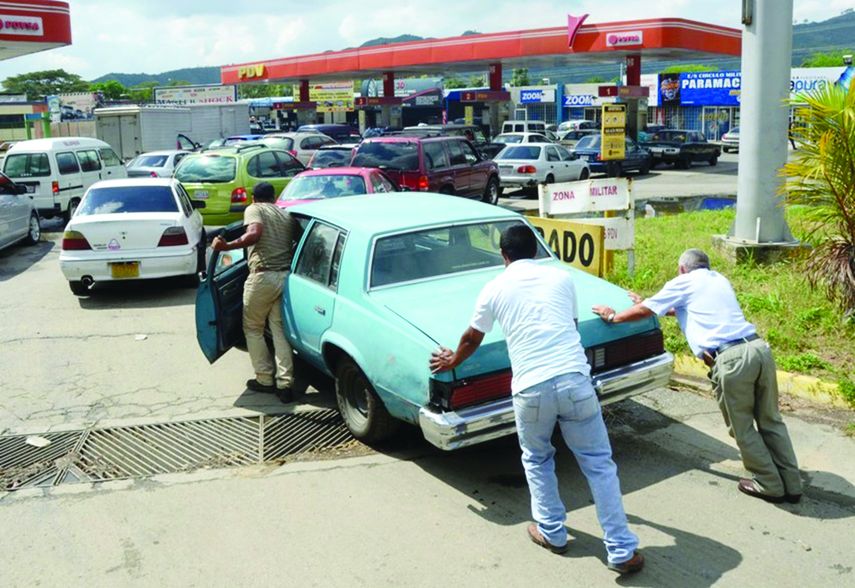 La escasez de combustible se sumó a las calamidades de los caraqueños.