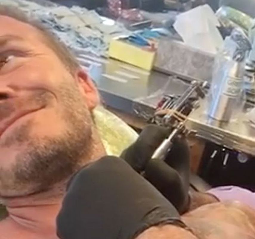 En los últimos días se estampó dos, Pretty Lady (Dama bonita) justo por encima del nombre de Harper, su bebé y el  número 99 por el año en que contrajo matrimonio con su esposa