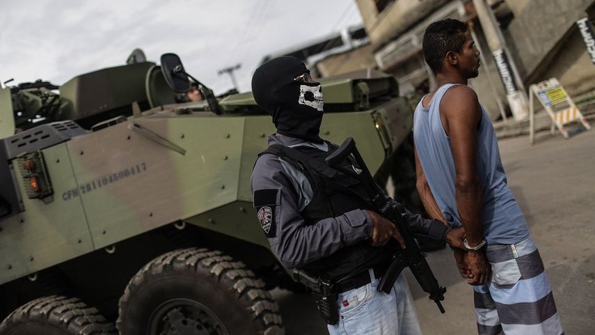 Un sospechoso es detenido durante un operativo de seguridad en la favela Kelsons, en Río de Janeiro.