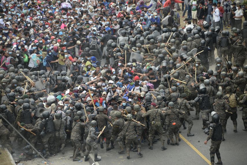 Guatemala frena caravana con gas lacrim geno y palos