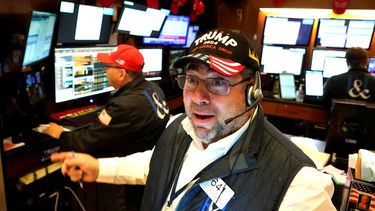 Un agente de la Bolsa de Nueva York con una gorra del movimiento MAGA, creado por el presidente electo Donald J. Trump.