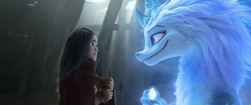 Los personajes animados de Raya, a la izquierda, y la dragona Sisu en una escena de la nueva película de Disney Raya and the Last Dragon (Raya y el último dragón). Los cines que reabrieron en la ciudad de Nueva York este fin de semana no tuvieron una buena recaudación.