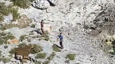 Fotografía facilitada por la Guardia Costera de Estados Unidos que muestra a tres cubanos siendo rescatados de una isla desierta entre Florida y Cuba, el lunes 9 de febrero de 2021.&nbsp;