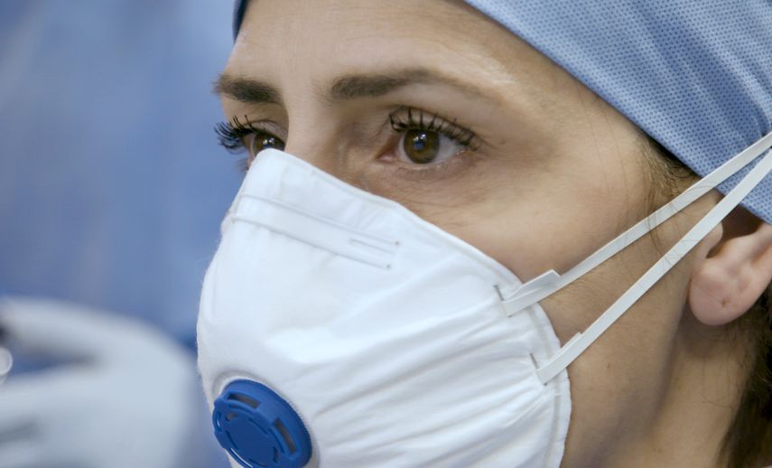 &nbsp;En esta imagen difundida por PBS, la doctora Francesca Mangiatordi en una escena del documental&nbsp;Inside Italys COVID War, de la cineasta&nbsp;Sasha Joelle Achilli.