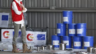 La reina Letizia de España pasa frente a ayuda humanitaria exhibida en La Lima, Honduras, el martes 15 de diciembre de 2020.&nbsp;