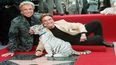 Los ilusionistas Siegfried Fischbacher, a la izquierda, y Roy Uwe Ludwig Horn posa con un tigre blanco tras develar su estrella en el Paseo de la Fama de Hollywood el 23 de septiembre de 1994 en Los Angeles.&nbsp;