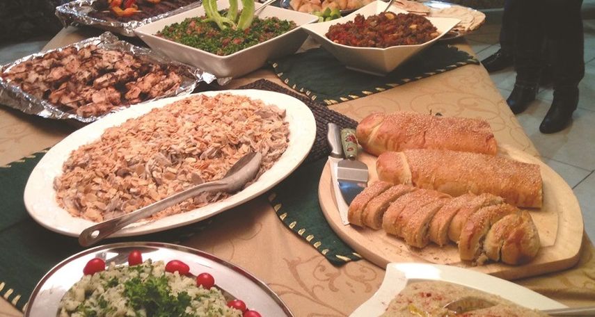 El auténtico estilo de los libaneses en la mesa consiste en abarrotarla de platos de los que ir picando. (CORTESÍA)