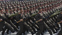En esta imagen de archivo, soldados norcoreanos marchan por la plaza Kim Il Sung de Pyongyang durante un desfile militar para conmemorar el centenario del nacimiento del fundador de Corea del Norte, Kim Il Sung, el 15 de abril de 2012.&nbsp;