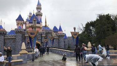 En esta foto del 13 de marzo de 2020, visitantes se toman fotos en Disneyland en Anaheim, California. Jungle Cruise, una de las atracciones originales de los parques temáticos de Disney, será remodelada.