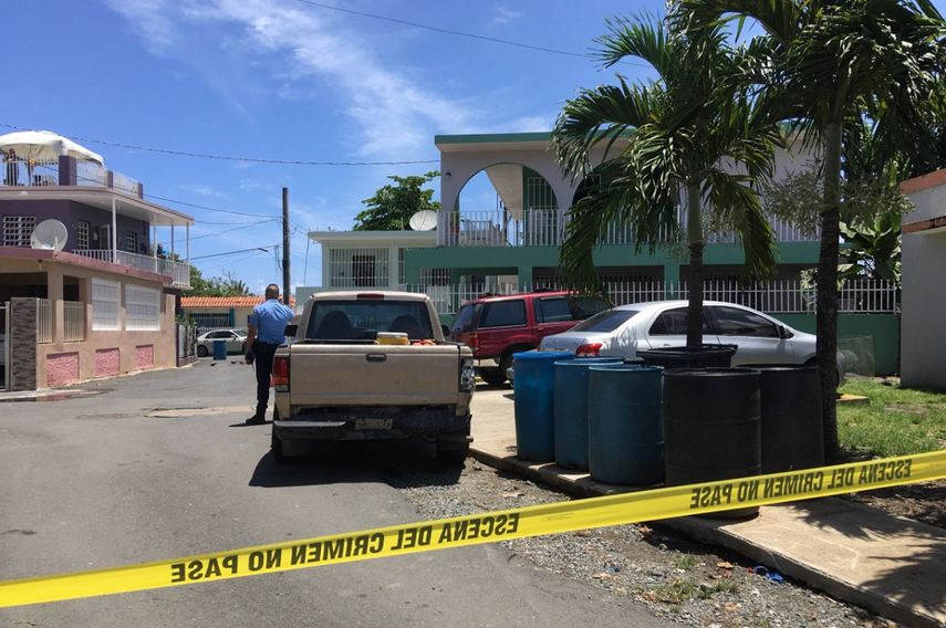 Un trabajador del programa de reconstrucción de viviendas Tu Hogar Renace, en Puerto Rico, muere electrocutado mientras hacía limpieza de un techo.