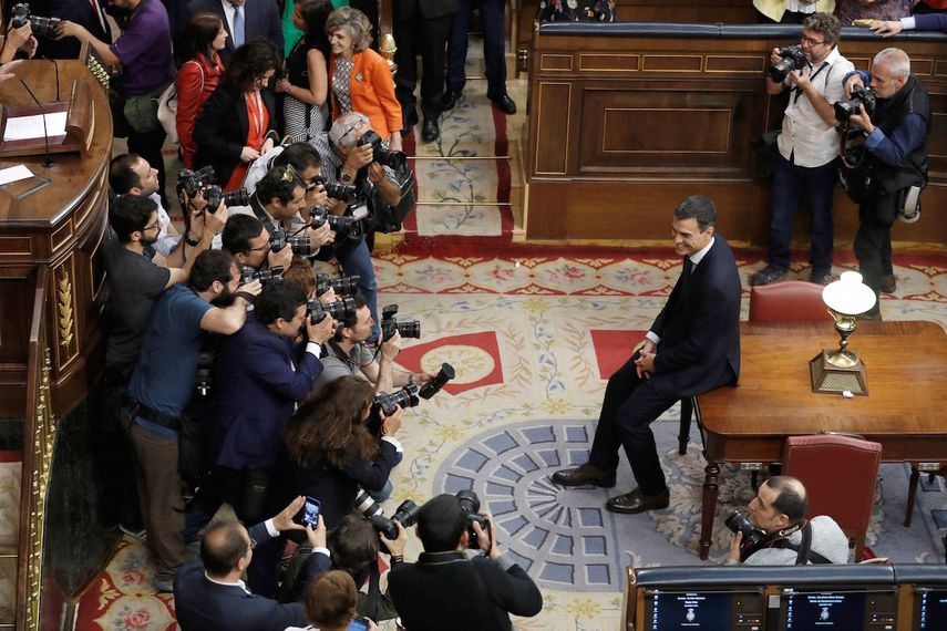 El secretario general del PSOE Pedro Sánchez, posa para la prensa gráfica, en el hemiciclo del Congreso tras el debate de la moción de censura presentada por su partido.&nbsp;