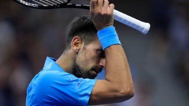 El serbio Novak Djokovic se seca el sudor durante su partido ante el australiano Alexei Popyrin en el US Open, el viernes 30 de agosto de 2024.